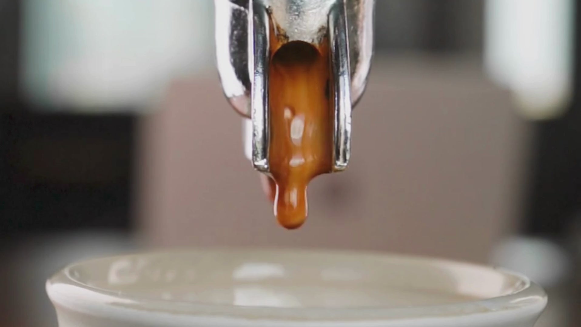 Perfecte espresso van Battito met rijke crema uit halfautomatische koffiemachine