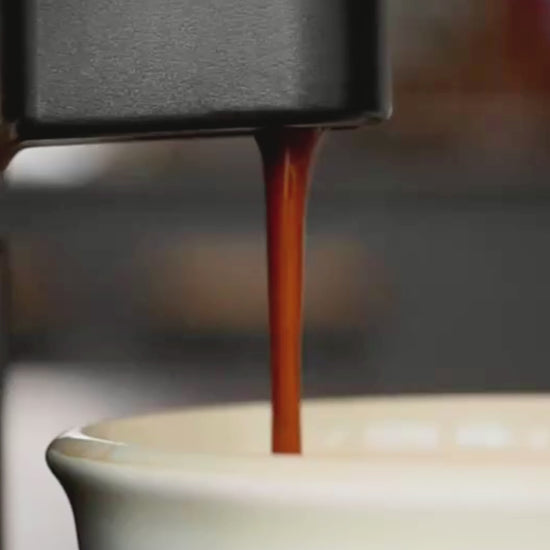 Video met stromende koffie uit een Nespresso koffiecupmachine