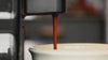 Video met stromende koffie uit een Nespresso koffiecupmachine