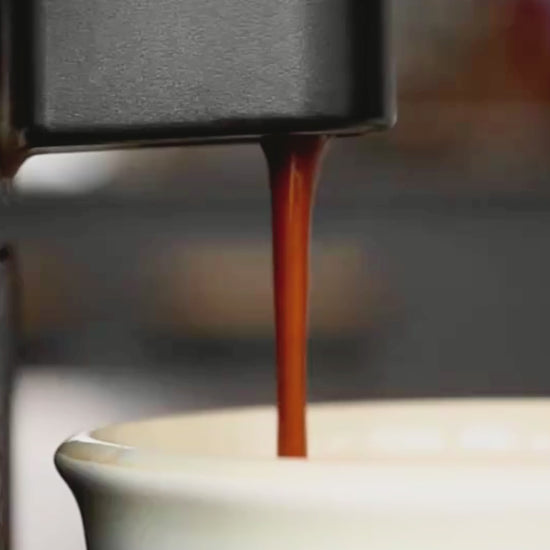 Video met stromende koffie uit een Nespresso koffiecupmachine