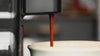 Video met stromende koffie uit een Nespresso koffiecupmachine