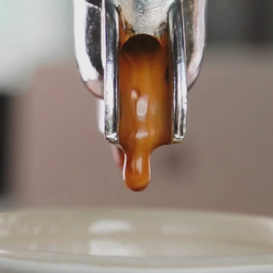 Perfecte espresso van Battito met rijke crema uit halfautomatische koffiemachine